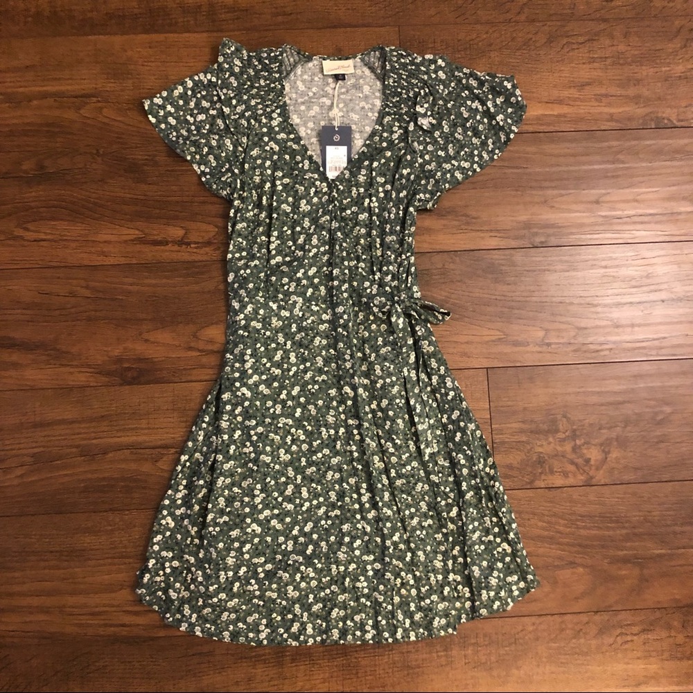 Universal Thread NWT Wrap Dress Size XS Green Floral V-Neck Pockets